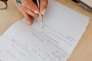 Foto de papel sendo escrito nos calculos de preços para construir marca registrada - Blog Montup e Brandor Marcas