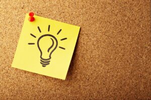 Post it com lampada desenhada simbolizando a ideia de que a marca registrada esta sempre presente Blog Montup e Brandor Marcas