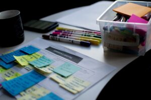 Mesa com anotações mostrando a preocupação em cálculos na formação de preços e marca registrada - Blog Montup e Brandor Marcas